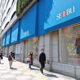 西武百貨店に沿って、道なりに進みます。