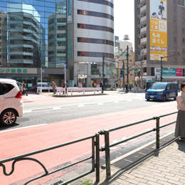 そのまま直進すると、道路を挟んで左手にジュンク堂書店が見えます。