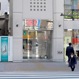 前田ビルの入り口から入って、エレベーターで9階までお越しください。