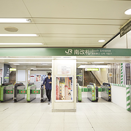 JR渋谷駅・南改札を出て、改札を背に右手方面へ進みます。