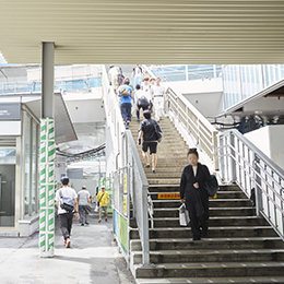 外へ出て、右手方面にある横断歩道橋を登ります。