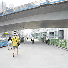 そのまま歩道橋を直進し、道路を横断します。