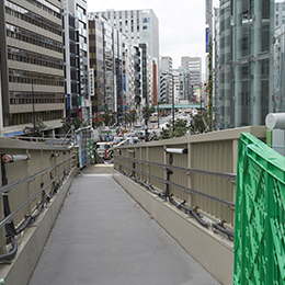直進先にある階段を降りて、明治通りへ降ります。