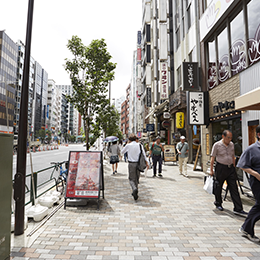 飲食店が足り並ぶ通りを直進します。