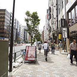 外に出たら、そのまま飲食店が足り並ぶ通りを直進します。
