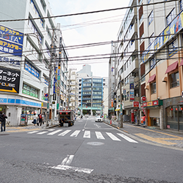 正面にローソン、カフェベローチェの建物があるので、その通りをまっすぐ進みます。