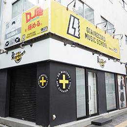 大きな道路(明治通り)まで直進すると、右手に「The Dr. Martens Store」という黄色い看板のお店が見えます。そちらを右折してください。