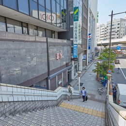 そのまま歩道橋を直進し、道路を横断します。