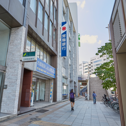 直進先にある階段を降りて、明治通りへ降ります。