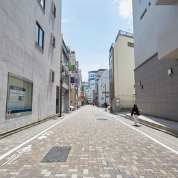 飲食店が足り並ぶ通りを直進します。