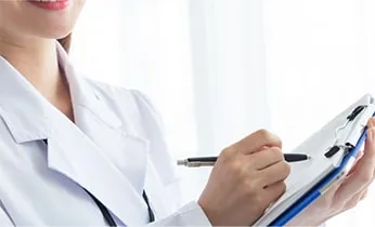 形成外科専門医によるクレーター治療