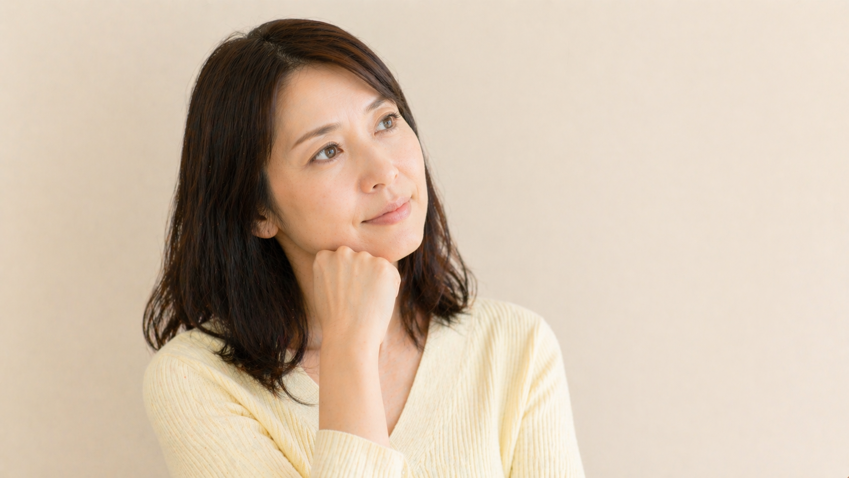 考え事をする女性